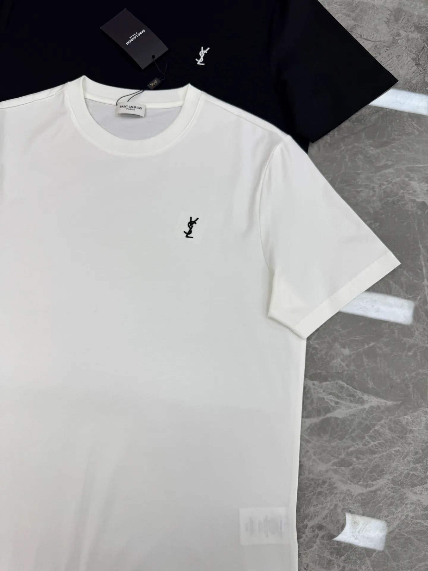 ⚜️ Saint Laurent 26s New Arrival T ， ❤️ Quality ， . Breathable， ！ White 🪡Logo， ✨ + ， ， 。Black Versatile， ， 、 ！Saint Laurent Quality ， ～ ！ ：Black.White.Sizes：M-3XL ❗️（S 4XL ）175/145 XL